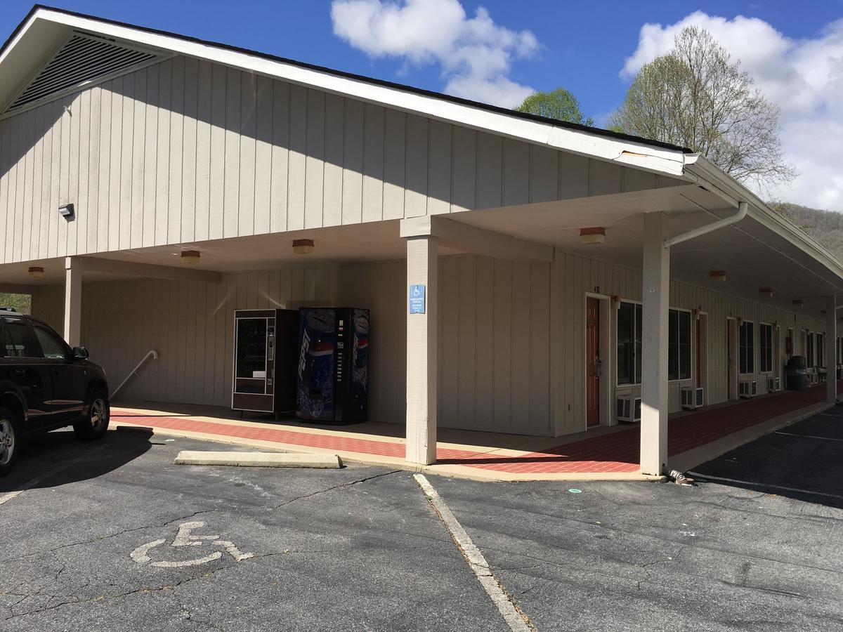 University Inn Cullowhee Exteriör bild